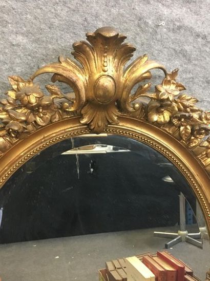 null Miroir oval en bois doré à décor de fleurs et cartouches
115 x 87 cm