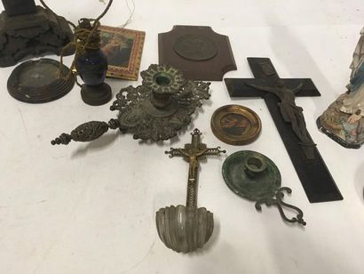 null Lot d'objets religieux dont bougeoirs, crucifix et vierge