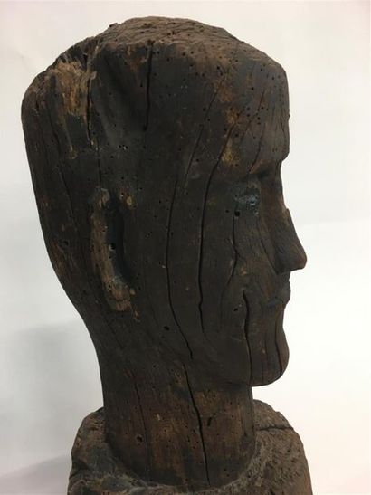 null Tete en bois sculpté 
H : 44 cm