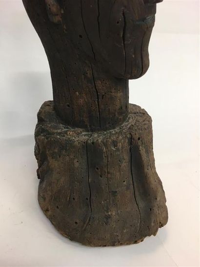 null Tete en bois sculpté 
H : 44 cm