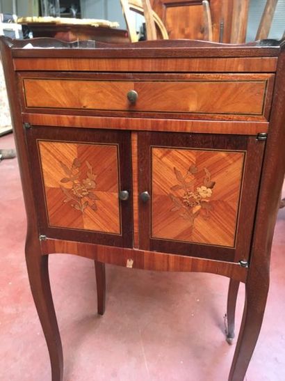 null Petite table en bois de placage de style Louis XV
71 x 39 x 30 cm