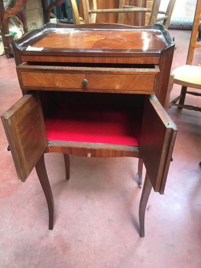 null Petite table en bois de placage de style Louis XV
71 x 39 x 30 cm