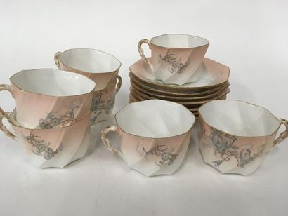 null Service à café comprenant 7 tasses et sous-tasses en porcelaine à décor de fleurs...