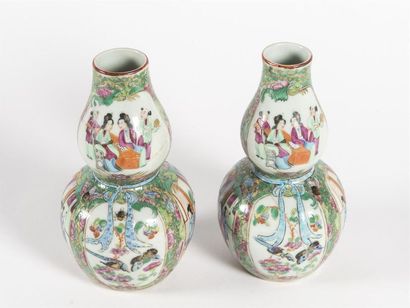 null Chine, Canton, paire de vases à bulbes en porcelaine polychrome.
(accidents...