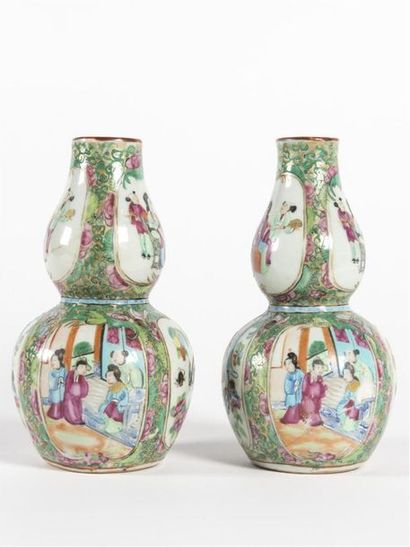 null Chine, Canton, paire de vases à bulbes en porcelaine polychrome.
(accidents...