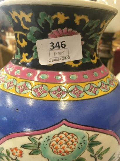 null Vase balustre en porcelaine de Chine 
H : 32 cm