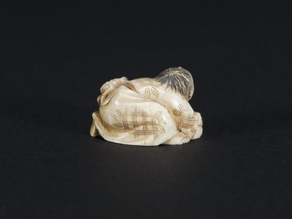 null JAPON, Netsuke en ivoire homme avec un sac
19ème siècle, Ere MEIJI
L. 3 cm 