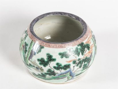 null Chine, Grand pot à eau en porcelaine aux émaux de la famille verte, à décor...