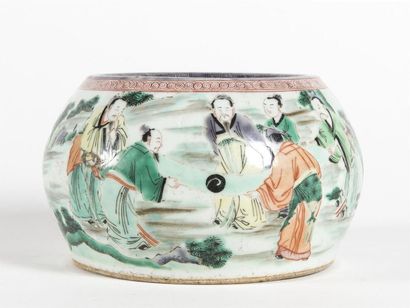 null Chine, Grand pot à eau en porcelaine aux émaux de la famille verte, à décor...