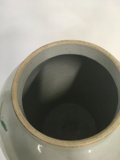 null Chine Vase balustre en porcelaine couvert 19ème 
H : 48 cm
Petit éclat à l'intérieur...
