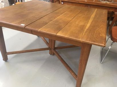 null Grande table en chêne
139 x 116 cm
H : 76 cm