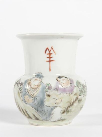 null Chine Petit vase cornet en porcelaine polychrome décoré d'un père et un fils...