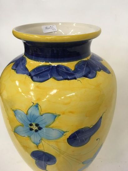 null Un grand pot en porcelaine jaune et bleue
H : 49 cm