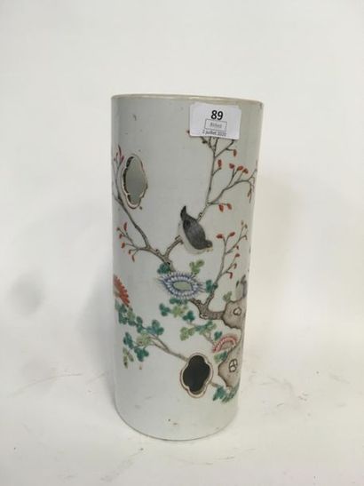 null Chine Vase rouleau en porcelaine 
XXème siècle
H : 28 cm
