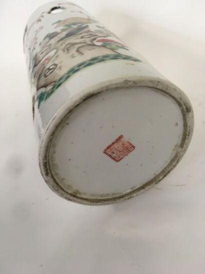 null Chine Vase rouleau en porcelaine 
XXème siècle
H : 28 cm