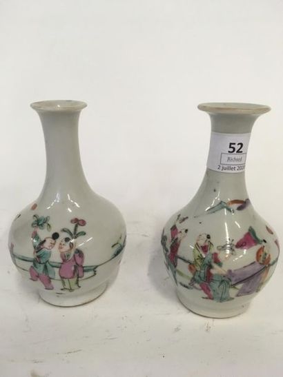 null CHINE, deux vases en porcelaine 
H : 13.5 cm