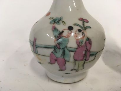 null CHINE, deux vases en porcelaine 
H : 13.5 cm