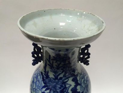 null CHINE Grand vase en porcelaine céladon à décor en camaieu bleu, anses en releif...