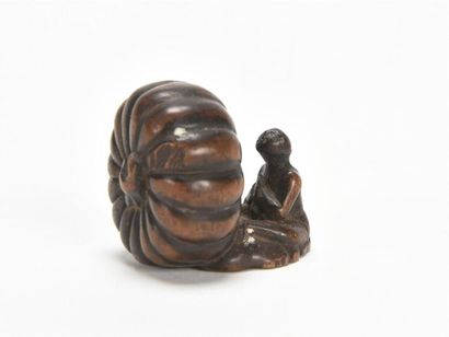 null JAPON, netsuke en bois sculpté figurant une citrouille avec un moine assis en...
