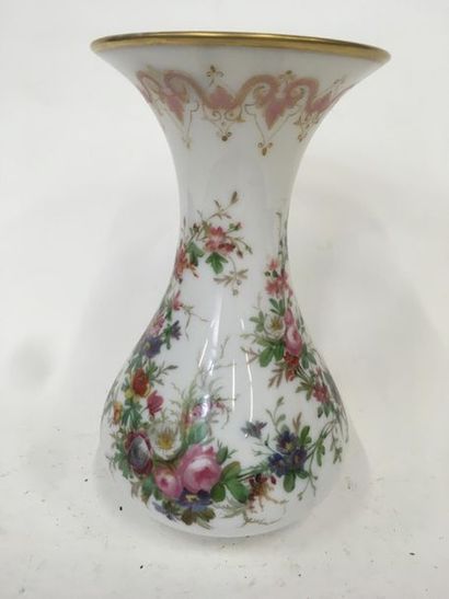 null Vase en opaline à décor de fleurs
H : 30 cm