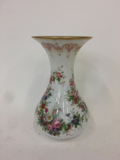 null Vase en opaline à décor de fleurs
H : 30 cm