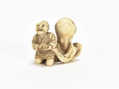 null JAPON, Netsuké en iovire sculpté figurant un homme chatouillé par une pieuvre
Ere...