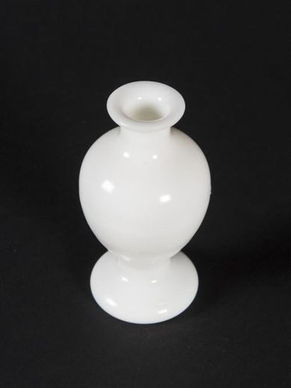 null CHINE, Pekin, 
Petit vase en verre de couleur blanche signé Guangxu Vianzhi
République
H...