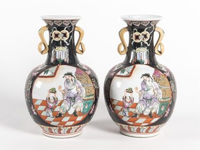 null CHINE 
Paire de vases bulbe en porcelaine à fond noir à décor polychrome
République
H...