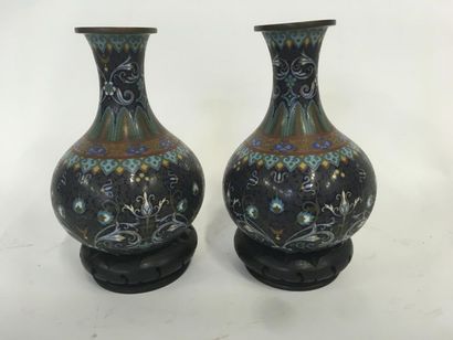 null CHINE paire de vases en bronze cloisonné
H : 19 cm