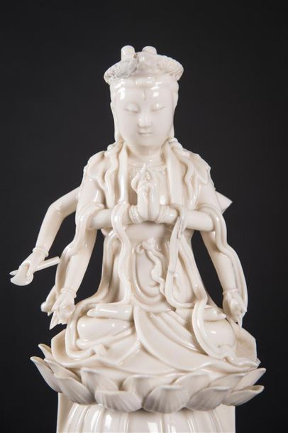 null Statuette d'Avalokitesvara en porcelaine Blanc de Chine
Chine, XVIII/XIXe siècle
La...