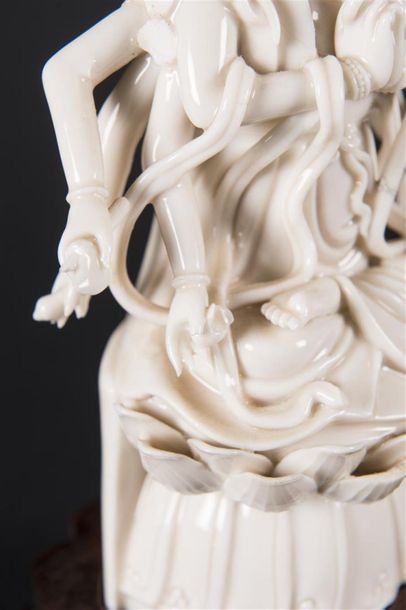 null Statuette d'Avalokitesvara en porcelaine Blanc de Chine
Chine, XVIII/XIXe siècle
La...