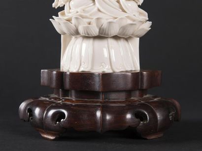null Statuette d'Avalokitesvara en porcelaine Blanc de Chine
Chine, XVIII/XIXe siècle
La...