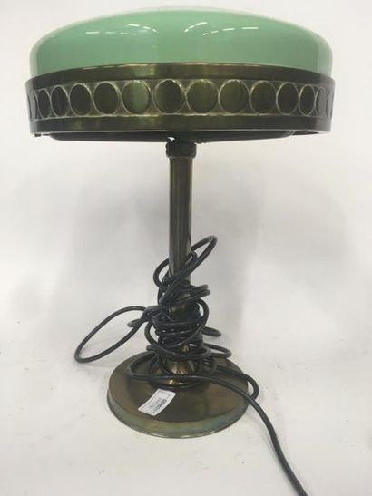 null Lampe en laiton abat jour vert 
Années 50
H : 36 cm
Fele