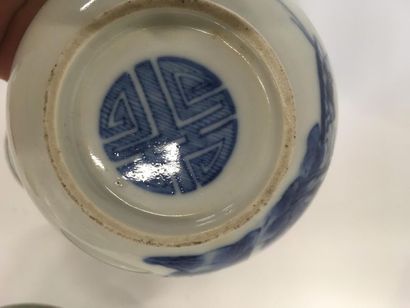 null Vietnam, dix bols bleus et blancs de hue, porcelaine de chine faite pour le...