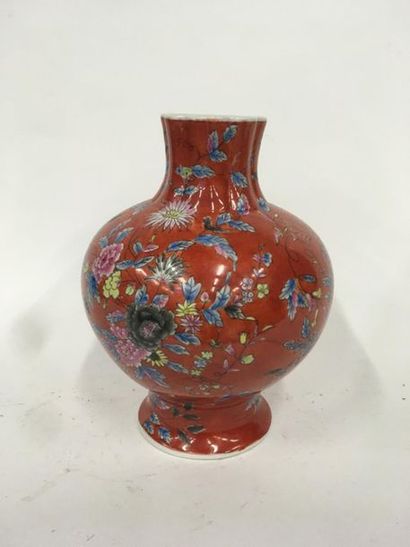 null Chine , vase à décor de fleurs sur fond rouge
H : 32 cm