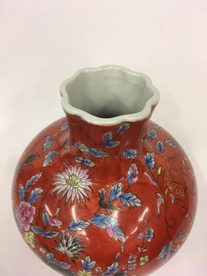 null Chine , vase à décor de fleurs sur fond rouge
H : 32 cm