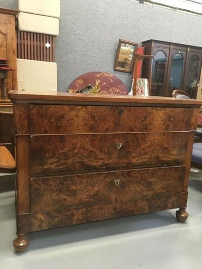 null Commode Louis Philippe en placage pieds rapportés plateau bois
126 x 60 cm
H...