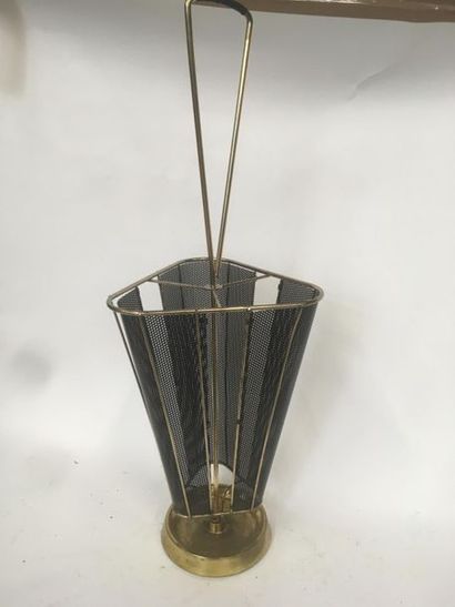 null Porte parapluie en métal perforé noir
Travail des années 50
H : 77 cm