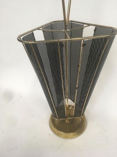 null Porte parapluie en métal perforé noir
Travail des années 50
H : 77 cm