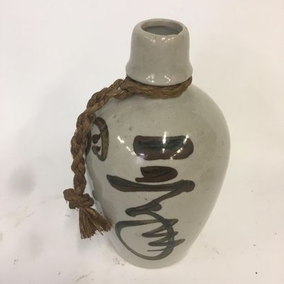 null Chine Petite bouteille à Sake avec idéogramme
H : 18 cm