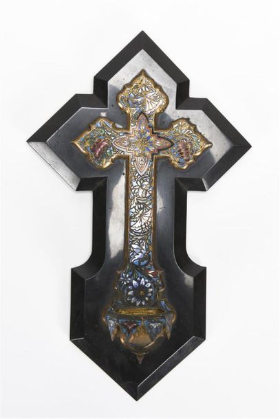 null Crucifix formant bénitier en bronze cloisonné, sur un support en marbre noir
Epoque...