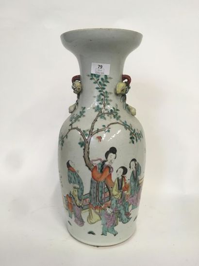 null JAPON, Grand vase en porcelaine, XXème 
H: 45 cm
Restauration peinture sur la...