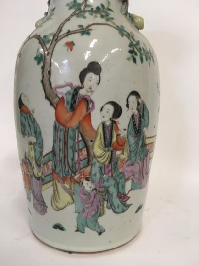 null JAPON, Grand vase en porcelaine, XXème 
H: 45 cm
Restauration peinture sur la...