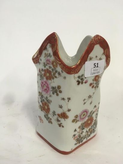 null Chine, vase en porcelaine à décor de fleurs
H : 18 cm