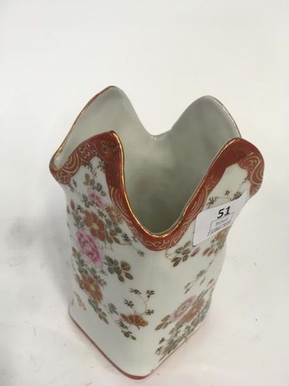 null Chine, vase en porcelaine à décor de fleurs
H : 18 cm