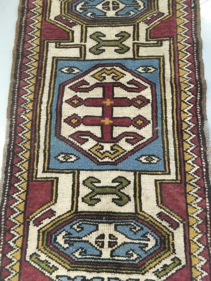 null Petit tapis Caucase 
105 x 55 cm