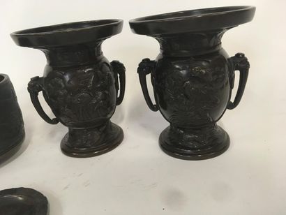 null Chine, Paire de vases en bronze
19ème siècle 
H : 13 cm
on joint une coupe en...