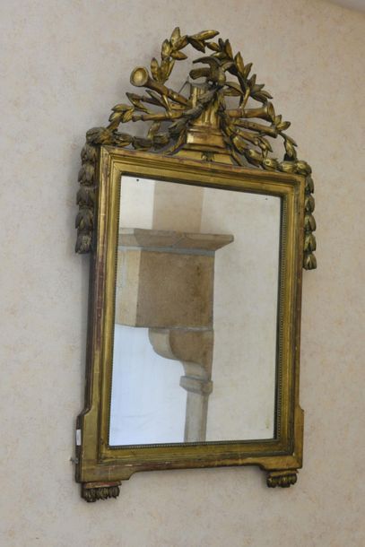 null Miroir à fronton en bois doré et ajouré 
Epoque Louis XVI