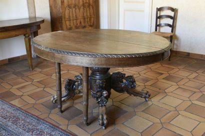 null Table ovale en chêne piètement griffes
19ème siècle
H: 75 - L : 147 cm