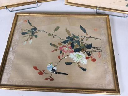 null Trois peintures sur soie signées dans des cachets
encadrées 
34 x 44 cm
